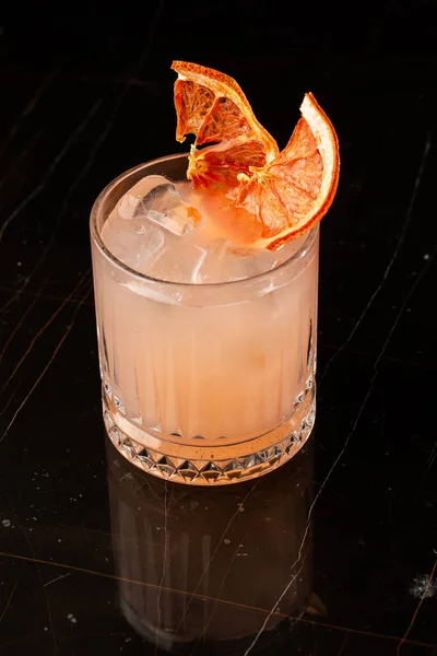 Klasszikus Narancssárga Koktélüveg Üvegasztalon Egy Night Club Étteremben Alkoholos Koktél — Stock Fotó