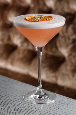 Orange Clover Club Kokteyl in Coupe Glass Köpük tabaka ve turuncu cips ile koyu arka planda izole edilmiş Garnish