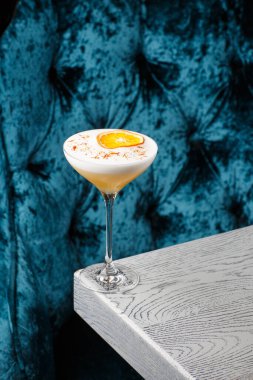 Ev yapımı Pisco kokteyli. Whiskey Sour in Coupe Glass, gri arka planda buzlu. Genel görünüm, kopyalama alanı. Kafe reklamı için. Bar menüsü