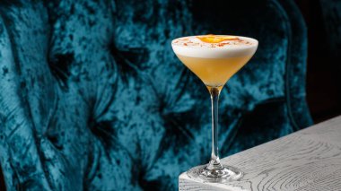 Ev yapımı Pisco kokteyli. Whiskey Sour in Coupe Glass, gri arka planda buzlu. Genel görünüm, kopyalama alanı. Kafe reklamı için. Bar menüsü