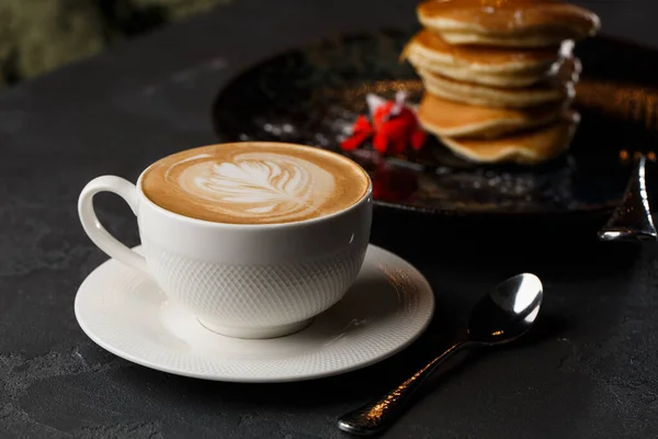 Frittelle Americane Con Bacche Sciroppo Acero Piatto Nero Isolato Con — Foto Stock