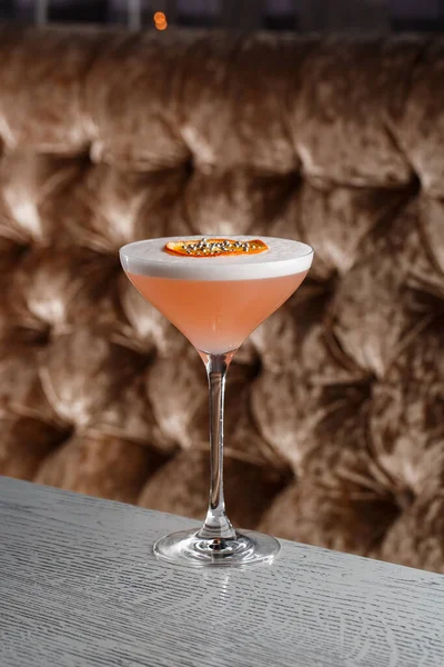 Orange Clover Club Cocktail Coupe Glass Med Lager Skum Och — Stockfoto