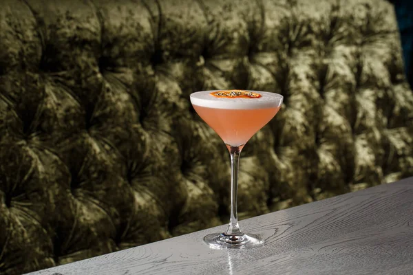 Orange Clover Club Cocktail Coupe Glass Layer Foam Orange Chips — ストック写真