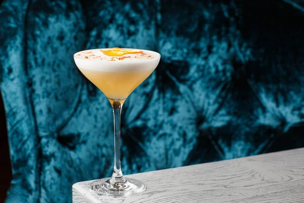 Hausgemachter Pisco Sour Cocktail Whiskey Sour Coupé Glas Mit Eis — Stockfoto