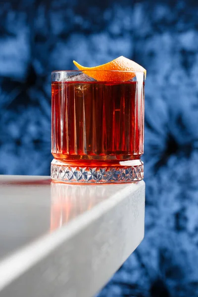 Kristalglas Met Heldere Koude Alcoholische Cocktail Versierd Met Sinaasappelschil Wazige — Stockfoto