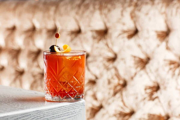 Verre Délicieux Cocktail Whisky Frais Fort Décoré Avec Écorce Orange — Photo