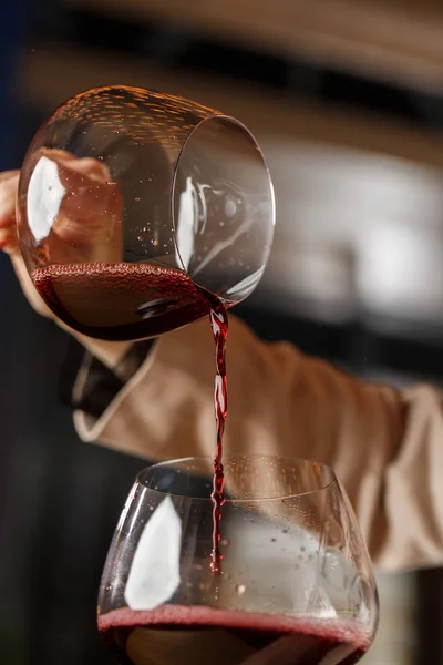 Male Hand Holds Beautiful Clear Stemware Burgundy Wine Which Red — Foto Stock