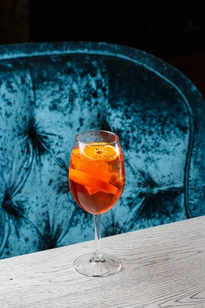 冷たい氷のガラスワイングラスで提供されるアペロールスプリッツカクテル オレンジのスライスで飾られました — ストック写真