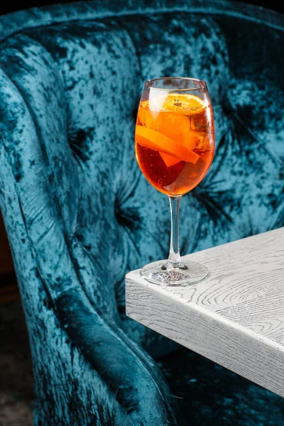 冷たい氷のガラスワイングラスで提供されるアペロールスプリッツカクテル オレンジのスライスで飾られました — ストック写真