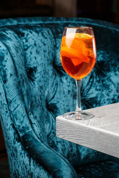 Glas Eiskalter Aperol Spritz Cocktail Serviert Einem Weinglas Dekoriert Mit — Stockfoto