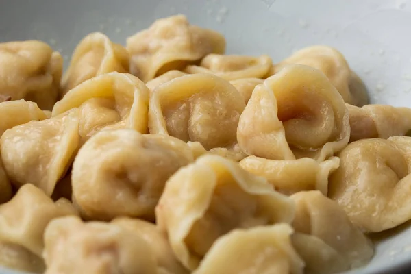 Vleesknoedels Zelfgemaakte Russische Pelmeni Kom Geïsoleerd Heldere Achtergrond Met Knippad — Stockfoto