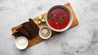 Borş, borç, borş, borş. Doğu ve Orta Avrupa mutfağı ile ilişkilendirilen çorba, özellikle Ukrayna, ahşap tabakta çavdar ekmeği, ekşi krema, sarımsak ve domuz yağı ile servis edilir.