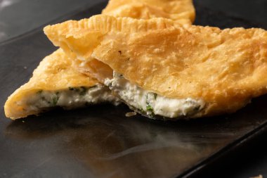 Özbek doğu Tatar mutfağı, süluguni peynirli cheburek kara tahta. Cheburek, kızarmış turta. Geleneksel Türk ve Moğol yemeği