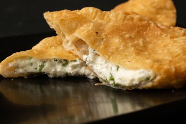 Özbek doğu Tatar mutfağı, süluguni peynirli cheburek kara tahta. Cheburek, kızarmış turta. Geleneksel Türk ve Moğol yemeği