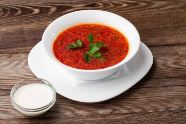 Borş, borç, borş, borş. Doğu ve Orta Avrupa mutfağıyla ilişkili çorba, özellikle Ukrayna, Rusya ve Polonya.