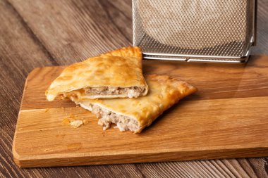 Özbek doğu Tatar mutfağı, tahtanın üzerinde çeburek. Cheburek, etli kızarmış turta. Geleneksel Türk ve Moğol yemeği, börekler börek böreği