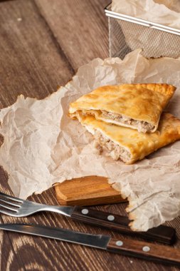 Özbek doğu Tatar mutfağı, tahtanın üzerinde çeburek. Cheburek, etli kızarmış turta. Geleneksel Türk ve Moğol yemeği, börekler börek böreği