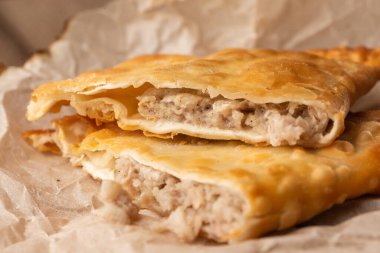 Özbek doğu Tatar mutfağı, tahtanın üzerinde çeburek. Cheburek, etli kızarmış turta. Geleneksel Türk ve Moğol yemeği, börekler börek böreği