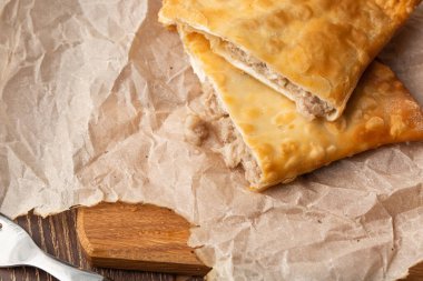 Özbek doğu Tatar mutfağı, tahtanın üzerinde çeburek. Cheburek, etli kızarmış turta. Geleneksel Türk ve Moğol yemeği, börekler börek böreği