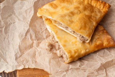 Özbek doğu Tatar mutfağı, tahtanın üzerinde çeburek. Cheburek, etli kızarmış turta. Geleneksel Türk ve Moğol yemeği, börekler börek böreği