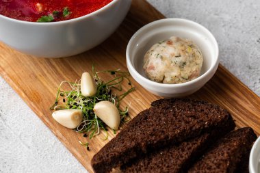 Borş, borç, borş, borş. Doğu ve Orta Avrupa mutfağı ile ilişkilendirilen çorba, özellikle Ukrayna, ahşap tabakta çavdar ekmeği, ekşi krema, sarımsak ve domuz yağı ile servis edilir.