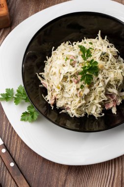 Vejetaryen salatası. Lahana, salatalık, yeşil soğan ve maydanozlu taze vegan salatası. Üst görünüm, düz görünüm, genel görünüm.