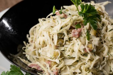 Vejetaryen salatası. Lahana, salatalık, yeşil soğan ve maydanozlu taze vegan salatası. Üst görünüm, düz görünüm, genel görünüm.