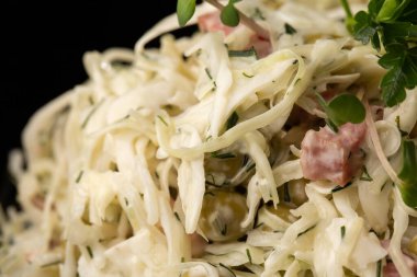 Vejetaryen salatası. Lahana, salatalık, yeşil soğan ve maydanozlu taze vegan salatası. Üst görünüm, düz görünüm, genel görünüm.