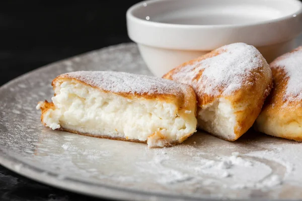 Quarkpfannkuchen Syrniki Oder Käsekuchen Mit Roter Sauce Isoliert Auf Schwarzem — Stockfoto