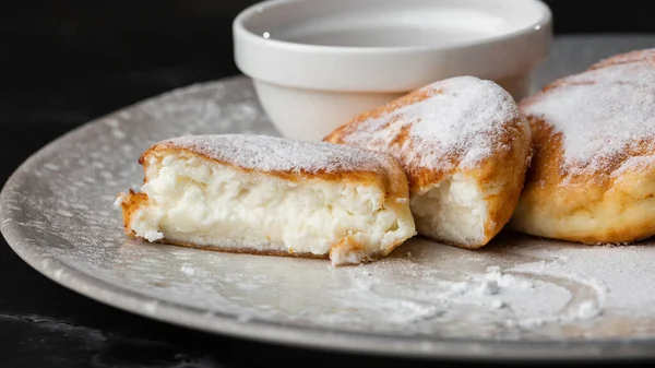 Quarkpfannkuchen Syrniki Oder Käsekuchen Mit Roter Sauce Isoliert Auf Schwarzem — Stockfoto