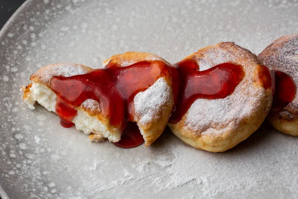 Quarkpfannkuchen Syrniki Oder Käsekuchen Mit Roter Sauce Isoliert Auf Schwarzem — Stockfoto