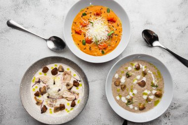 Çorba çeşitleri. Mevsimlik sebze çorbaları, organik malzemeler, afiş ve fotokopi alanı. Ev yapımı renkli çorbalar.