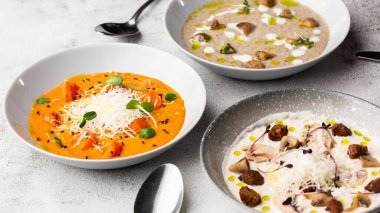 Çorba çeşitleri. Mevsimlik sebze çorbaları, organik malzemeler, afiş ve fotokopi alanı. Ev yapımı renkli çorbalar.