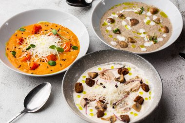 Çorba çeşitleri. Mevsimlik sebze çorbaları, organik malzemeler, afiş ve fotokopi alanı. Ev yapımı renkli çorbalar.