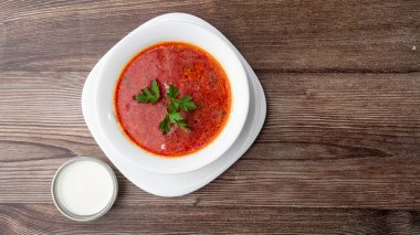 Borş, borç, borş, borş. Doğu ve Orta Avrupa mutfağıyla ilişkili çorba, özellikle Ukrayna, Rusya ve Polonya.