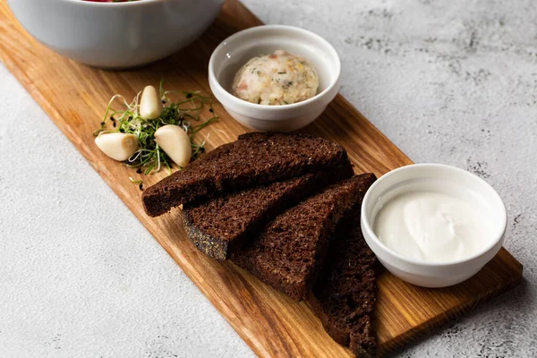 Borş, borç, borş, borş. Doğu ve Orta Avrupa mutfağı ile ilişkilendirilen çorba, özellikle Ukrayna, ahşap tabakta çavdar ekmeği, ekşi krema, sarımsak ve domuz yağı ile servis edilir.