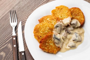 Kızarmış mantarlı ve soğanlı gözleme. Mantarlı ve ekşi kremalı patatesli gözleme. Ukrayna mutfağı, Avrupa mutfağı.