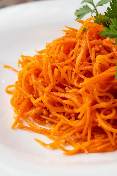 美味和辛辣的胡萝卜意大利面 美味的辛辣多汁的明亮的韩国胡萝卜 木制背景 亚洲菜 — 图库照片