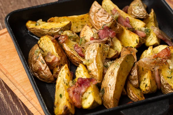 Delicious Fried Potato Bratkartoffeln Bacon Onion Close Black Plate Table — Fotografia de Stock