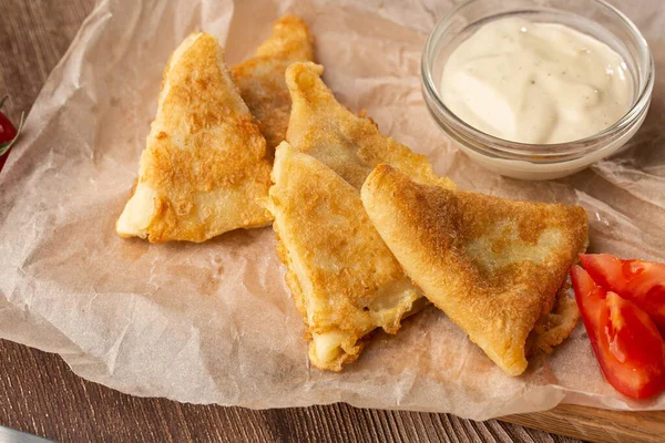 Bolonez Ile Doldurulmuş Baharatlı Krep Kıymalı Sarımsak Beşamel Soslu — Stok fotoğraf