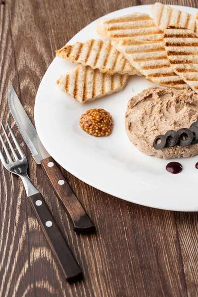 Lever Vlees Paté Verspreid Met Gegrild Wit Brood Een Houten — Stockfoto