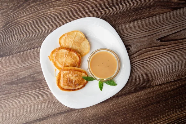 Tumpukan Pancake Tebal Yang Baru Digoreng Dalam Masakan Eropa Timur Stok Foto