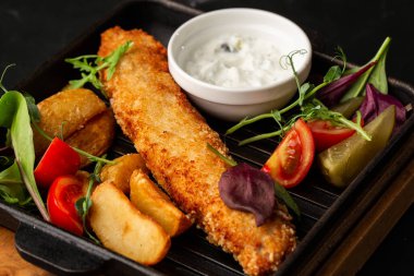 Bir parça fırında somon ızgara limon ve patates tabağında tuz. mermer arkaplan.