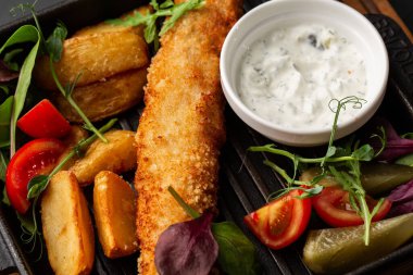 Bir parça fırında somon ızgara limon ve patates tabağında tuz. mermer arkaplan.