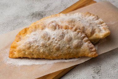 Özbek doğu Tatar mutfağı, tahtadan yapılmış tatlı bir çeburek. Cheburek, çikolatalı kızarmış turta.