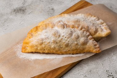 Özbek doğu Tatar mutfağı, tahtadan yapılmış tatlı bir çeburek. Cheburek, çikolatalı kızarmış turta.