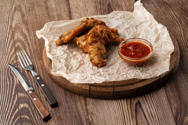 Stekt Kyckling Wings Täckt True Hot Bbq Sås Serveras Med — Stockfoto