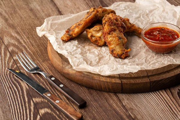 Stekt Kyckling Wings Täckt True Hot Bbq Sås Serveras Med — Stockfoto