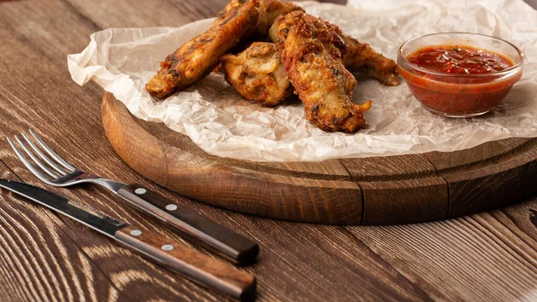 Stekt Kyckling Wings Täckt True Hot Bbq Sås Serveras Med — Stockfoto