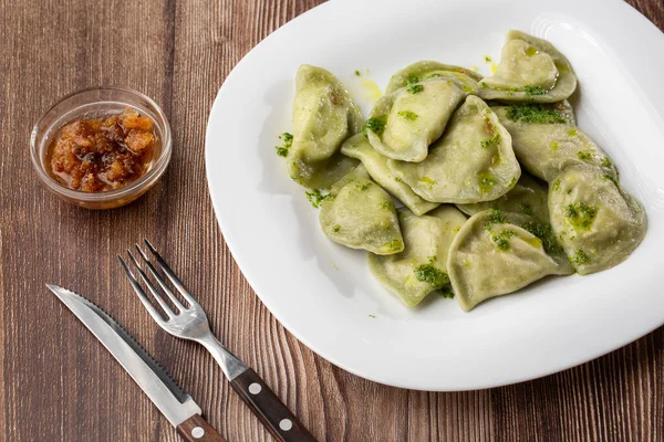 Geleneksel Ukrayna yemeği vareniki, içinde fesleğen ve fesleğen sosu olan bir kasede servis edilir. Geleneksel Ukrayna yemeklerine yakın görüş